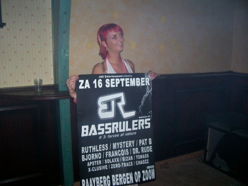 Ikk Making reclame voor Bassrulerss ;)