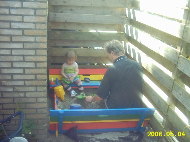 Me opa en me nichtje Jolanda in de speelhoek.
