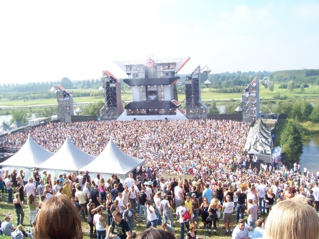 Q-dance stage