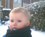 boy in de sneeuw