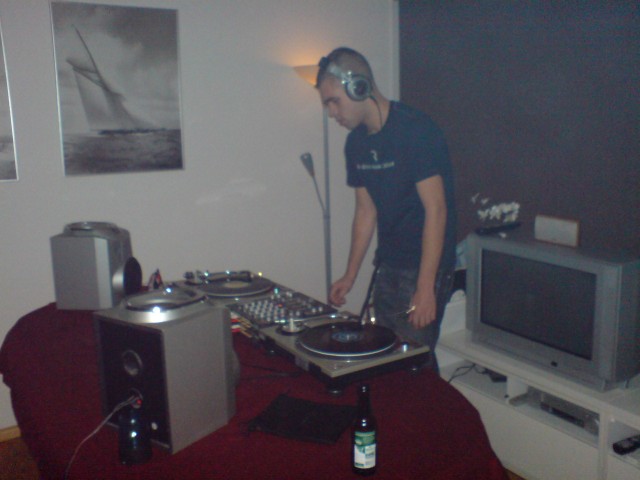 DJ Jamy Treble aant draaie @ Feestje Crarlo's