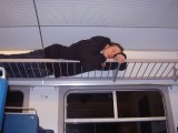 Jantje slapend in de trein