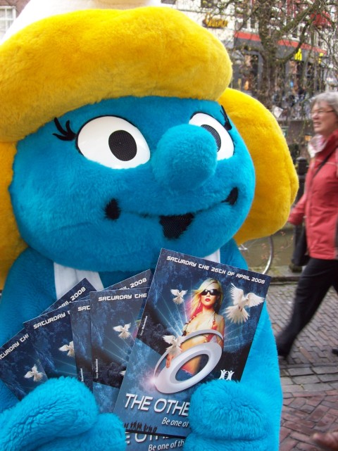 Smurfin met onze flyer :-)