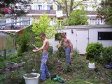 2gekken in de tuin aan het werk