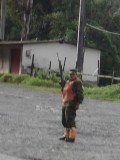 Militairen controleren de wegen in Colombia