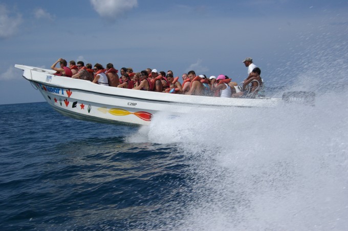 met de speedboot richting het eiland