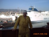 In me overalletje aan boord in Messina op Sicilie.