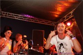 Ik aan het shooten tijdens Luminosity Beach Festival, Beachclub Riche Zandvoort, 4 juli 2009. Bij de booth met een van mijn favoriete dj's: Sean Tyas!!!