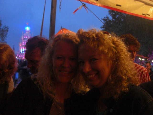 Samen met Ivonne Schuilen voor de regen :-)