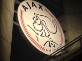 Ajax logo bij stadion,